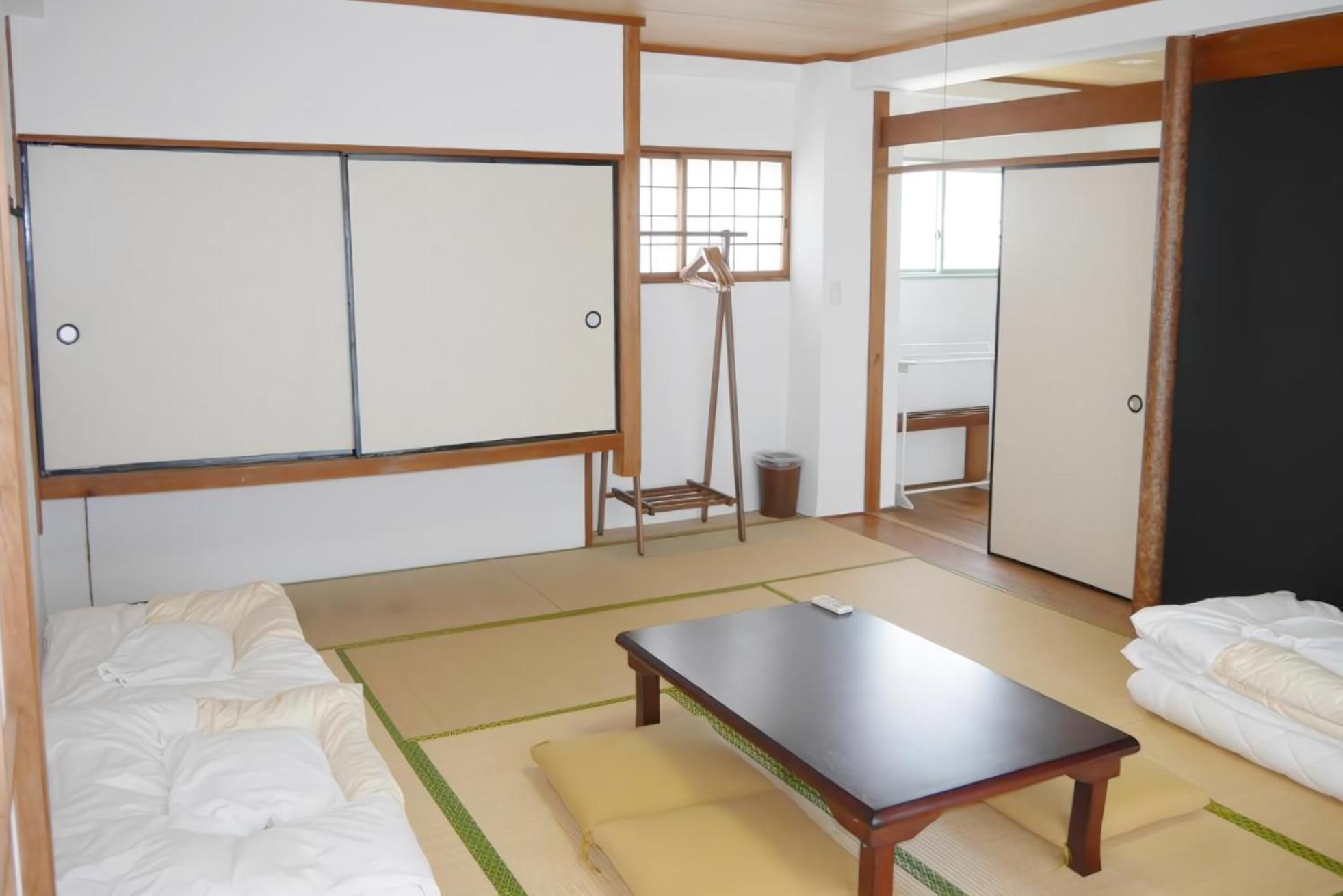 J-Hoppers Lake Biwa Guesthouse Оцу Номер фото
